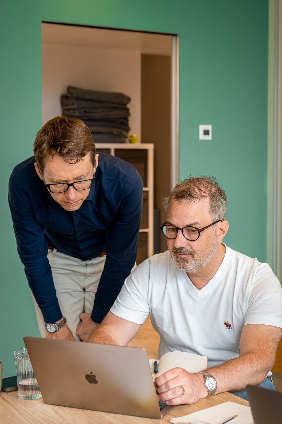 Teilnehmer erstellen gemeinsam Social-Media-Posts am Laptop