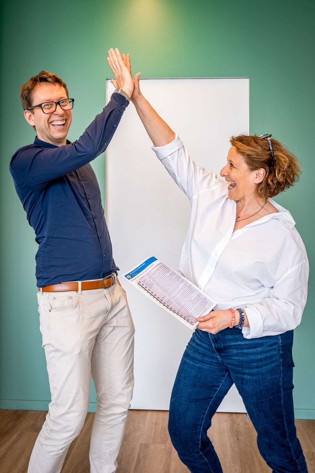 Teilnehmerin und Coach Daniel Schwenger klatschen beim LinkedIn Visibility Day ab